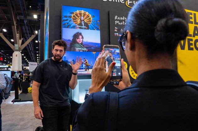 影石Luna提前亮相展会 徕卡联合研发口袋级专业双摄创作工具