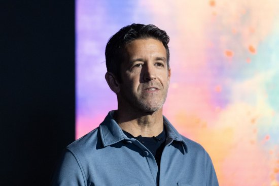 库克亮相苹果员工大会 试图平息外界对卸任CEO原因的猜测