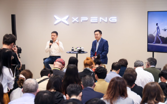 小鹏VLA与特斯拉FSD谁更强？何小鹏：互有所长，在小路、有挑战的道路小鹏VLA明显更好