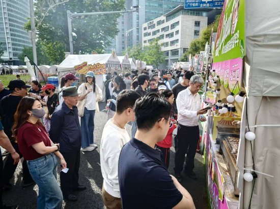 金融街嘉年华东来顺排长队，游客：吃的就是羊肉，“太香了”！
