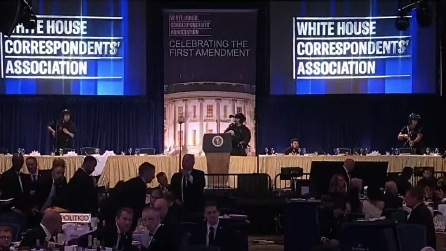白宫称记者协会晚宴上枪手意图刺杀特朗普