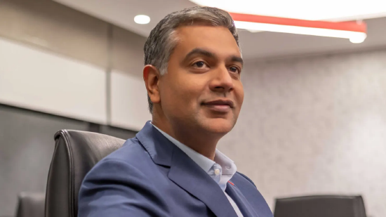 这家银行CEO让AI数字分身主持财报电话会议，如今又与OpenAI达成合作