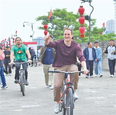 人民日报聚焦假期消费：中国游中国购热情持续高涨