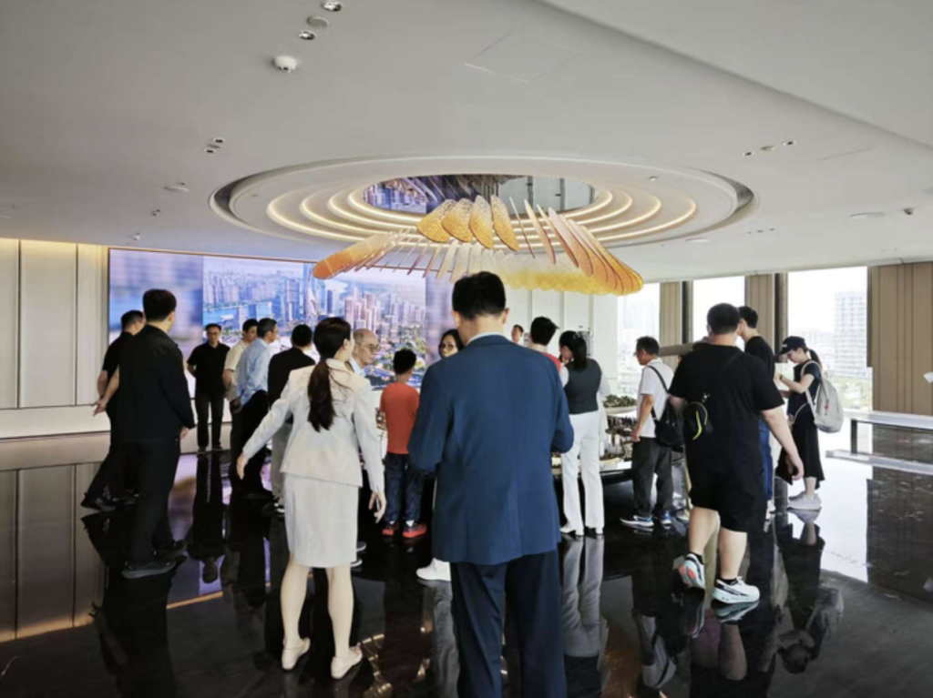 广州楼市“穗八条”落地：售楼处再现排队看房，二手房已连续两个月网签破万套