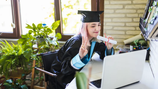 报告：应届大学毕业生对起薪预期高估近2.4万美元