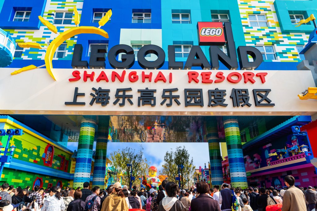 “加长版”五一假期收官：春假联动下多地景区接待游客数创历史新高，游客人均打卡2.1个城市
