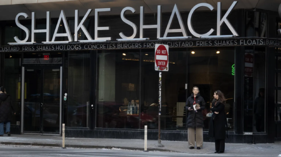 汉堡连锁Shake Shack爆出经营亏损，股价暴跌30%
