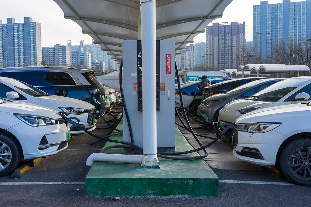 系统升级后续航从500公里变300公里？一文揭秘新能源车“锁电”真相