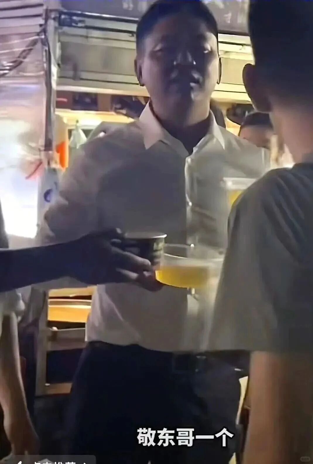 刘强东现身街头吃路边摊，太有生活了