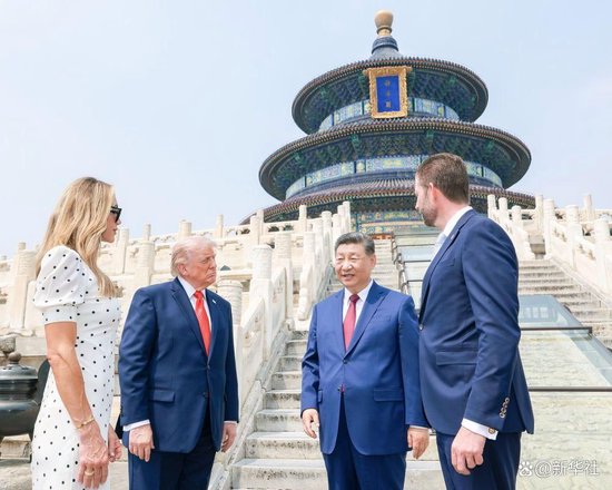 习近平同美国总统特朗普参观天坛