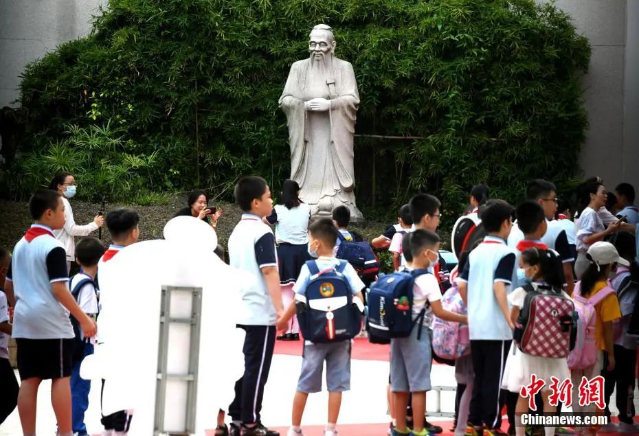 特朗普称感到无比荣幸!美国最高法院门楣孔子像,背后藏着怎样的百年渊源?