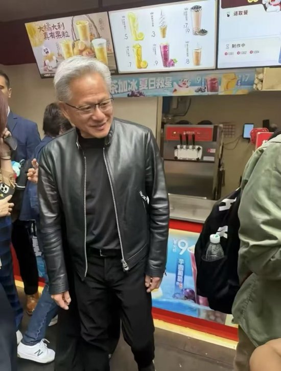 黄仁勋现身北京胡同买蜜雪冰城，店长：他们点了两杯蜜桃四季春（组图）