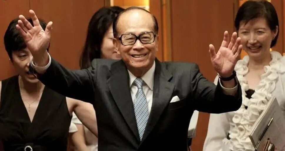 半年累计套现2200亿！98岁李嘉诚又出手，455亿抛售英国电讯49%股权