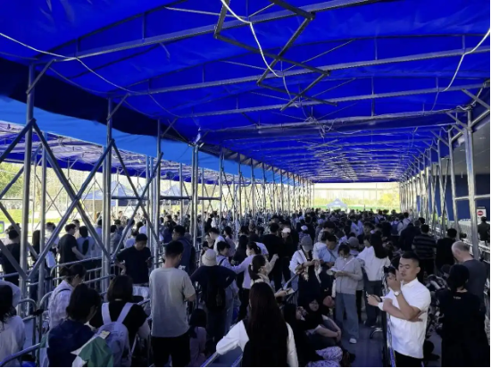 “高老师，我是省状元”山姆开业遭疯抢：有人凌晨2点排队看懵网友，顾客斥“烤鸡没了？苍蝇来了！”